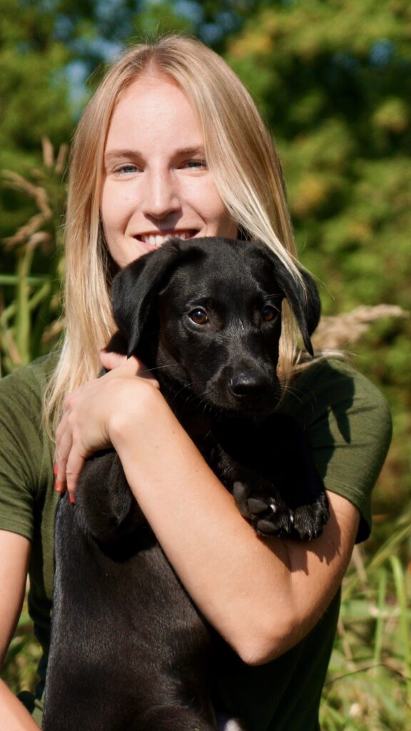 Hundetrainerin Sabine Seifert mit einem Hund auf dem Arm.