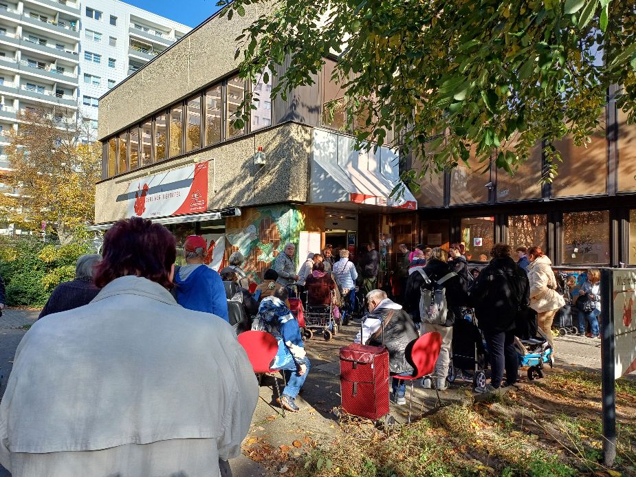 Berliner Tiertafel Beitragsbild Warteschlange vor der Tiertafel Berlin