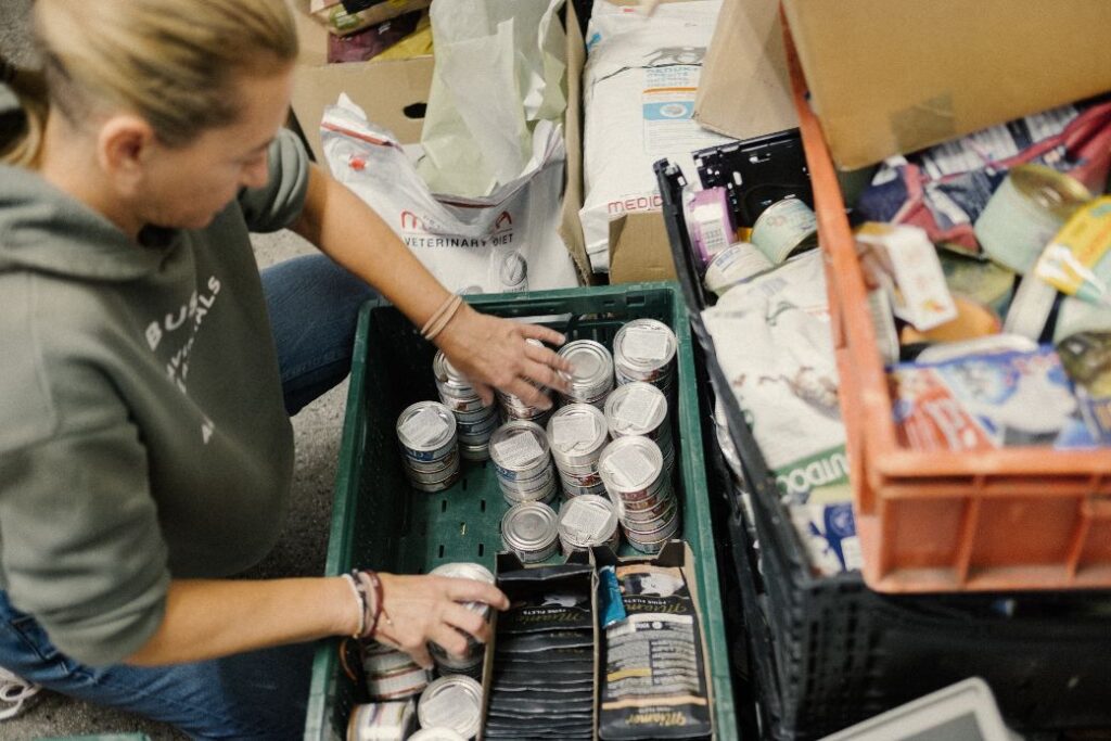 Eine Helferin bei der Berliner Tiertafel sortiert die Spenden