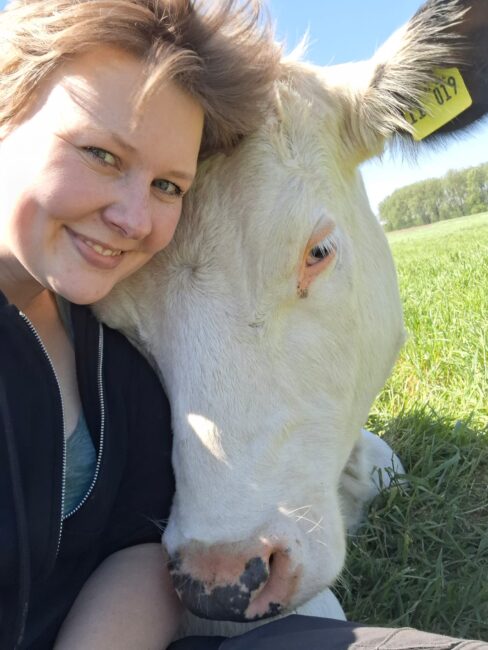 Bauernhofpädagogin Charlotte Schlichting auf Schmusekurs.