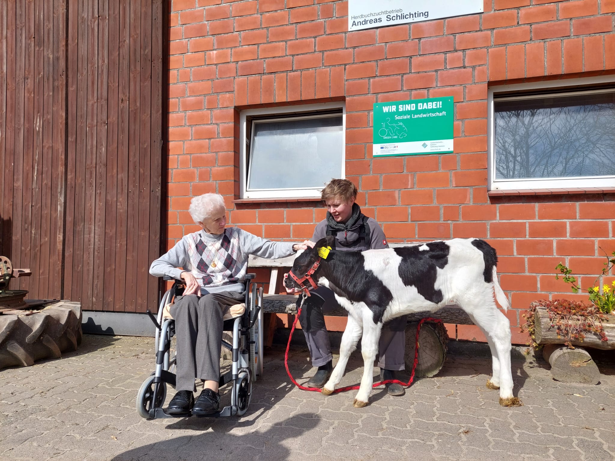 Slider 2 Vorwiesenhof Bauernhofpädagogin mit einer Besucherin