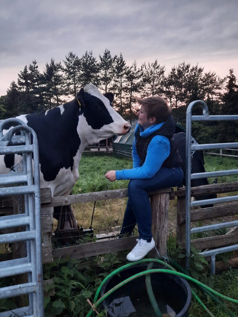 Bauernhofpädagogin Charlotte Schlichting mit Kuh