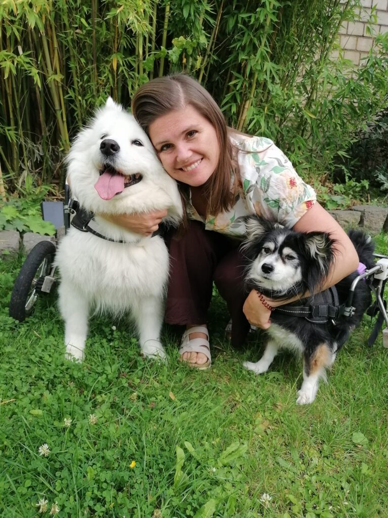 Tierphysiotherapeutin Karolina Weiß mit ihren Hunden mit Handicap